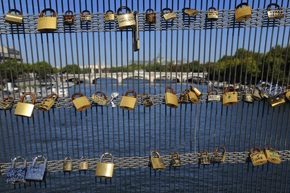 France, Paris (75), la passerelle Léopold-Sédar-Senghor, anciennement passerelle Solférino, les amoureux se déclarent leur amour en accrochant un cadenas gravé