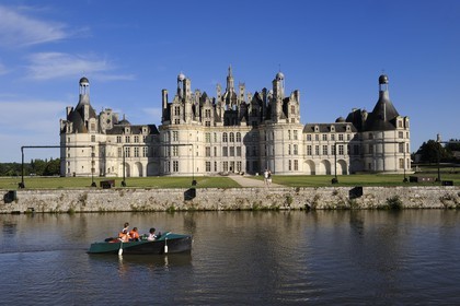 France, Loir et Cher (41), Vallée de la Loire classée Patrimoine Mondial de l' UNESCO, château de Chambord, découverte en barque électrique France, Loir et Cher, Loire Valley listed as World Heritage by UNESCO, Chateau de Chambord, discovery by small electric boat