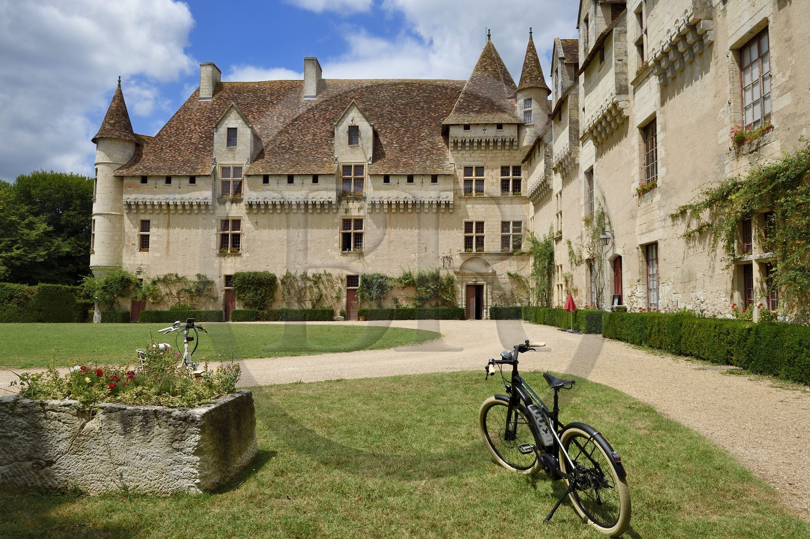 France, Dordogne (24), Périgord Blanc, Neuvic, chateau de Neuvic en bordure de la rivière L'Isle que longe la Véloroute Voie verte