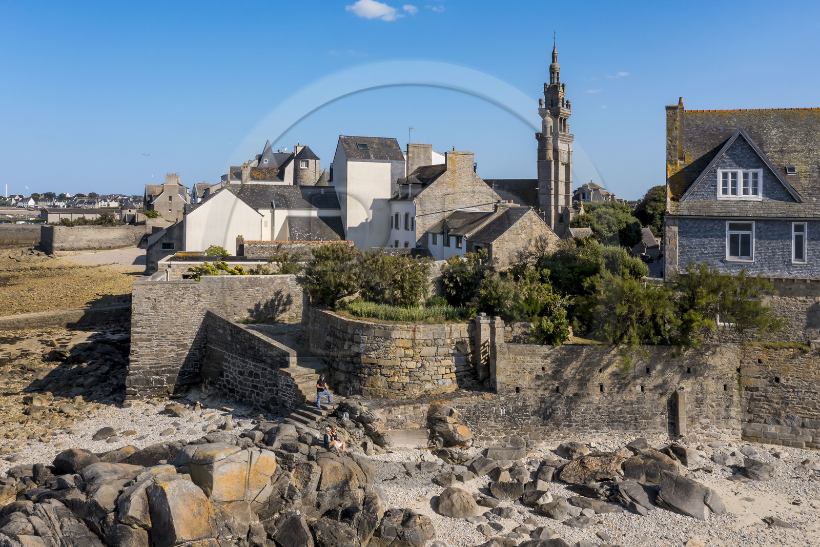 France, Finistère (29), Roscoff, la grève à marée basse et l’église Notre-Dame de Croaz Batz (vue aérienne)