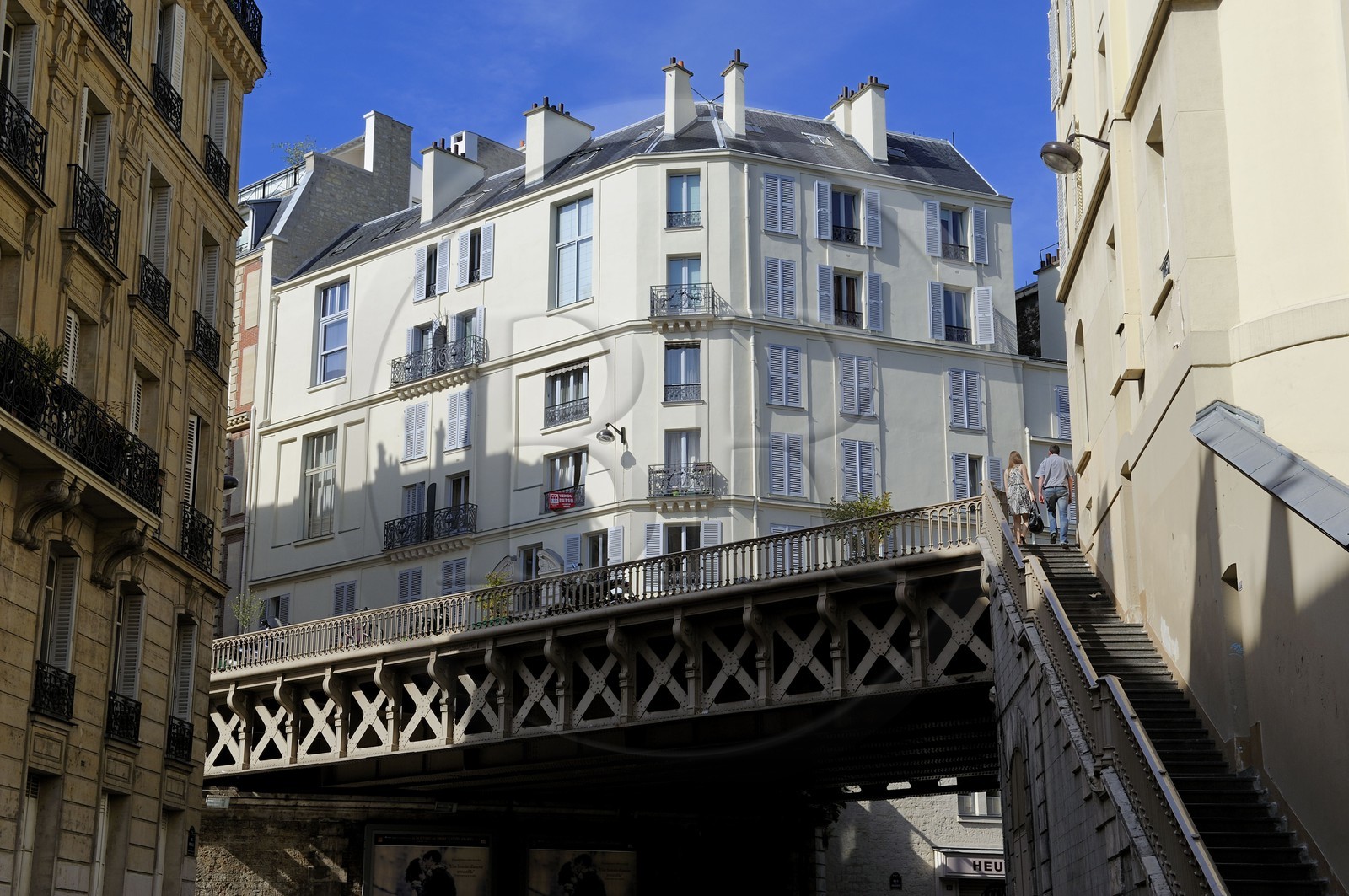 France, Paris (75), le pont de la rue du Rocher construit en 1868 par l'ingénieur Ernest Gouin et qui surplombe la rue de Madrid