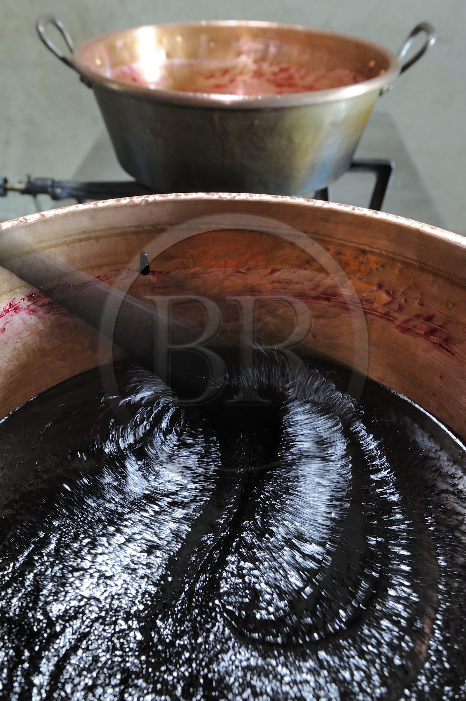 France, Côte d'Or (21), Concoeur, Ferme Fruitrouge, Isabelle et Sylvain Olivier produisent tous les produits à base de fruits rouges qu'ils récoltent, ici la confiture de cassis
