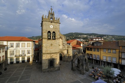 Portugal, région du Minho, Guimaraes, ville classée Patrimoine Mondial de l' UNESCO, Eglise conventuelle de Nossa Senhora Da Oliveira sur la place Largo da Oliveira