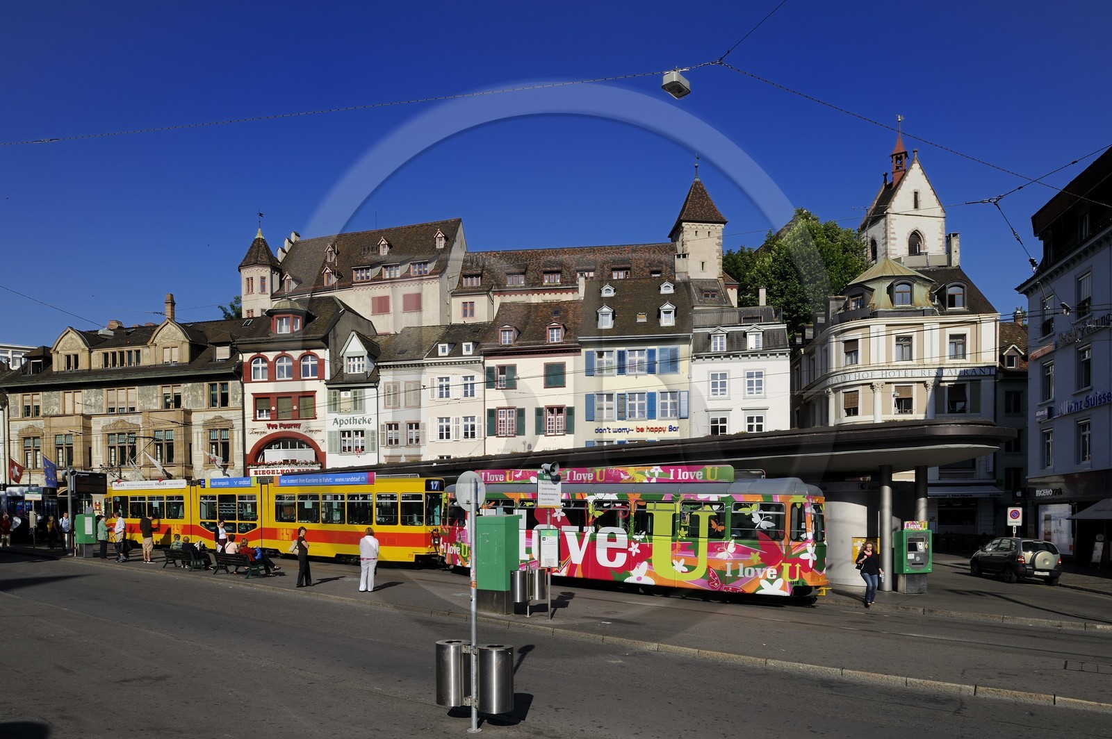 Suisse, Bâle, tram sur la Barfüsserplatz dominée par l'église Leonhards