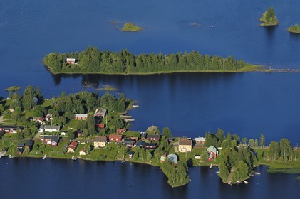 Suède, Comté de Västerbotten, région d'Umea, village de Skeppsvik sur une presqu'île (vue aérienne)