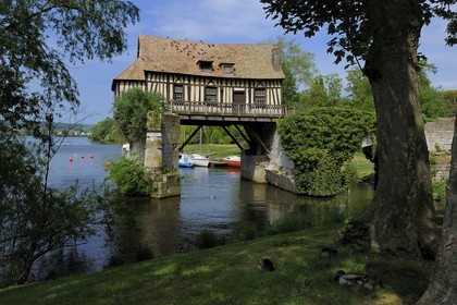 France, Eure (27), Vernon, le vieux moulin sur l' ancien pont sur la Seine