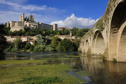 France, Hérault (34), Béziers, la cathédrale Saint Nazaire et le Pont-Vieux sur la rivière Orb