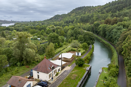 France, Côte-d'Or (21), Plombières-lès-Dijon, l’écluse 51 S de Bruant du canal de Bourgogne, tiers-lieu Au Maquis animé par l’association Zutique Productions, le lac Kir en arrière plan