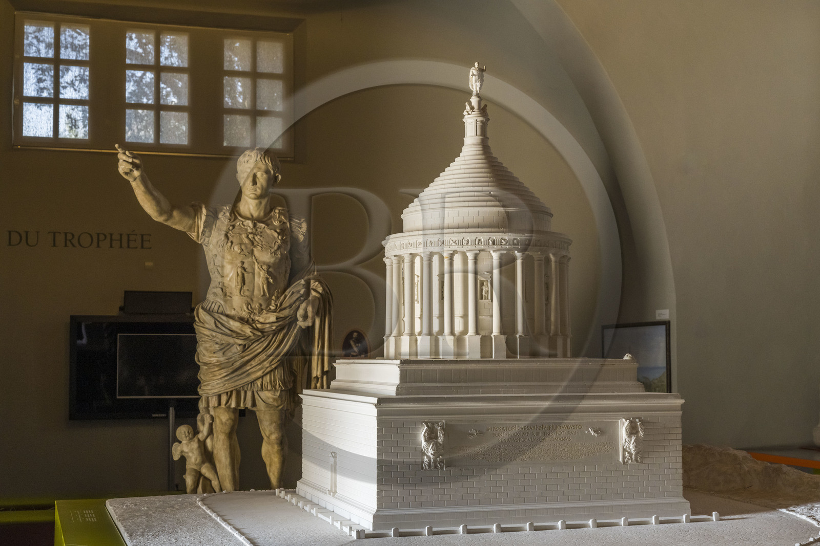 France, Alpes-Maritimes (06), La Turbie, Trophée d'Auguste ou Trophée des Alpes, monument romain édifié en l'an 6 avant J.-C., reconstitution du monument et statue d'Auguste de Prima Porta en arrière plan