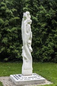 France, Yonne (89), Auxerre, square Christian Jambert, hommage à la mémoire du gendarme Christian Jambert et statue érigée en 2005 au nom des sept disparues de l’Yonne
