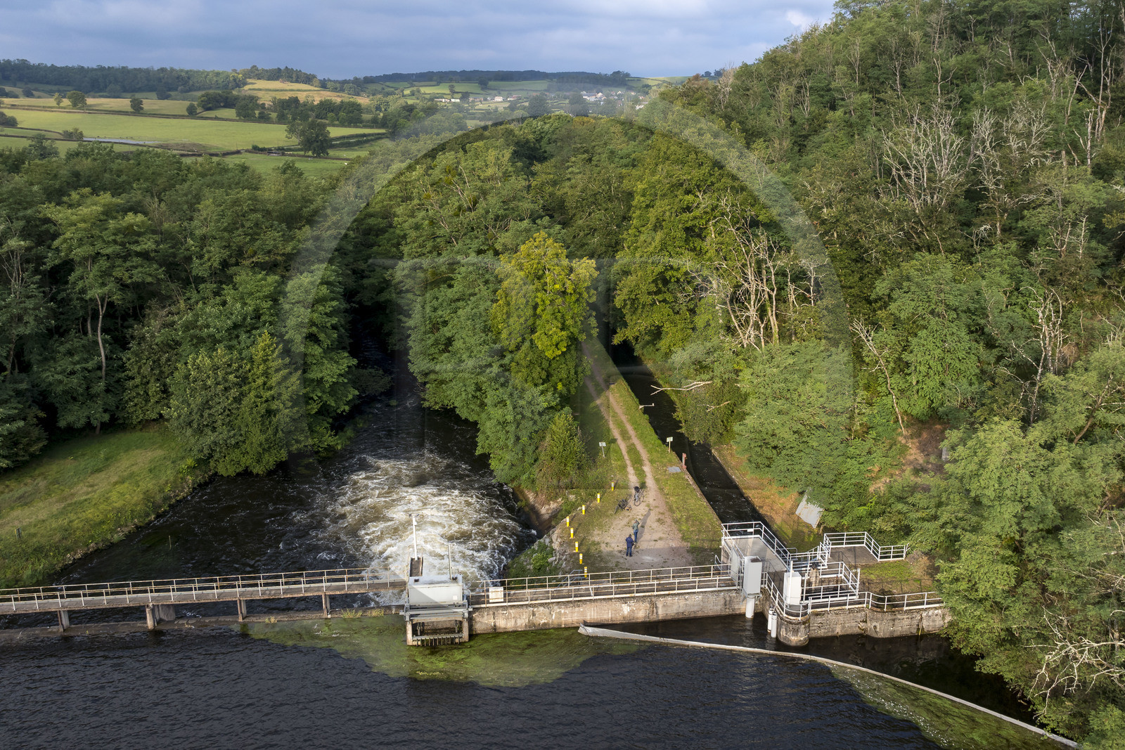 France, Nièvre (58), Parc naturel régional du Morvan, bassin de compensation du lac de Pannecière où démarre la Rigole d’Yonne qui alimente en eau le canal du Nivernais (vue aérienne)
