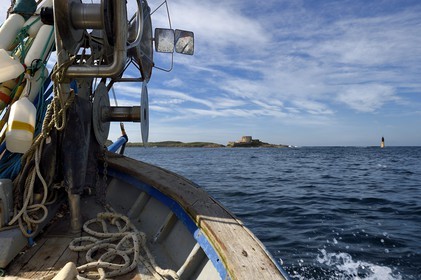 France, Var (83), Iles d'Hyères, parc national de Port Cros, Ile de Porquerolles, fort du Petit Langoustier et la Jeaune Garde (balise)