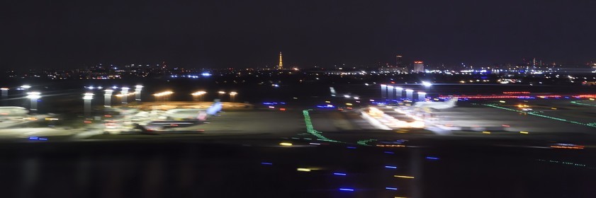 France, Paris (75), la Tour Eiffel à l'arrivée d'un vol de nuit sur Orly (vue aérienne)