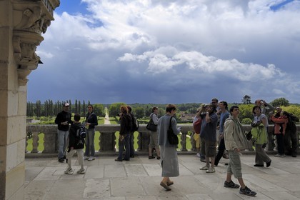 France, Loir et Cher (41), Vallée de la Loire classée Patrimoine Mondial de l' UNESCO, château de Chambord, touristes sur la terrasse