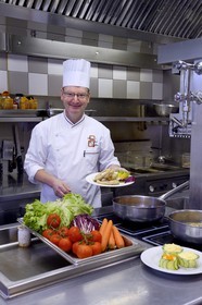 France, Haut-Rhin (68), Sundgau, Hirsingue, Auberge des Trois Vallées, plat de la carpe frite présenté par le chef Pieter Harens