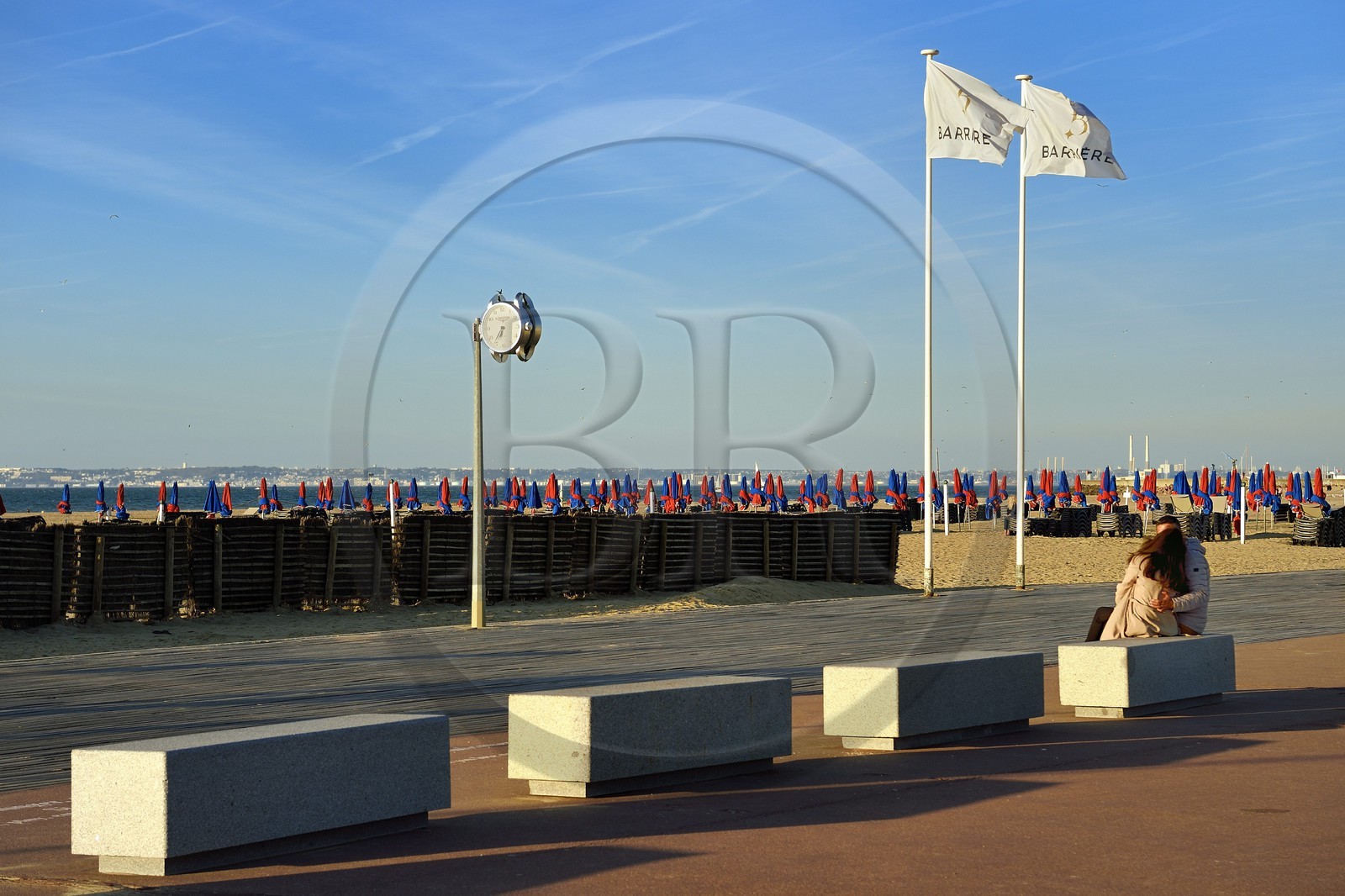 France, Calvados (14), Pays d'Auge, Deauville, les célèbres Planches sur la plage, couple d'amoureux