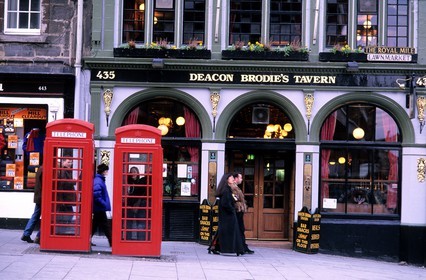 Royaume-Uni, Ecosse, Edimbourg, Deacon Brodie's tavern sur le Royal Mile (Lawn street) dans la vieille ville. La vie de Deacon Brodie a inspiré le Dr Jekyll et Mr Hide de Stevenson