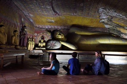 Sri Lanka, province du centre, district de Matale, Dambulla, Temple d'Or, Temple du Rocher Royal aussi appelé Ran Giri (Rocher doré) classé patrimoine mondial de l'UNESCO, la grotte n°3 Maha Alut Vihara (le Grand Nouveau Monastère), Bouddha couché