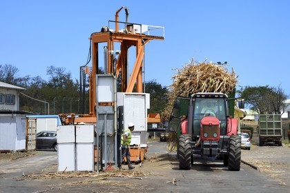 France, Reunion island (French overseas department), Saint-Louis, Le Gol sugar factory, arrival of sugar cane loads in trucks or trailers called localy cachalot, weighing and core sampling of the load