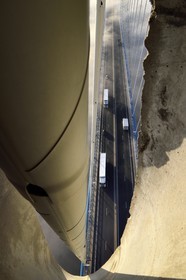 France, entre Calvados (14) et Seine-Maritime (76), le Pont de Normandie enjambe la Seine, ouverture dans le pylone pour laisser passer un hauban qui soutient le pont
