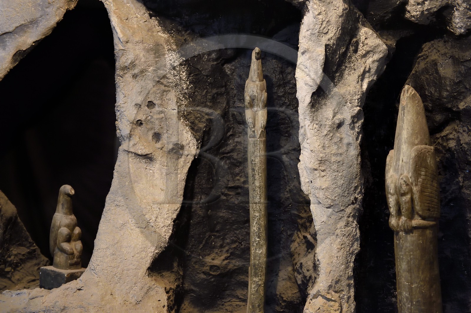 Zimbabwe, province de Masvingo, musée du site archéologique du Grand Zimbabwe, classé Patrimoine Mondial de l'UNESCO, grands poteaux surmontés chacun d'un oiseau en stéatite remplissant une fonction rituelle trouvés dans l'enclos oriental des Ruines de la colline (Hill Complex)