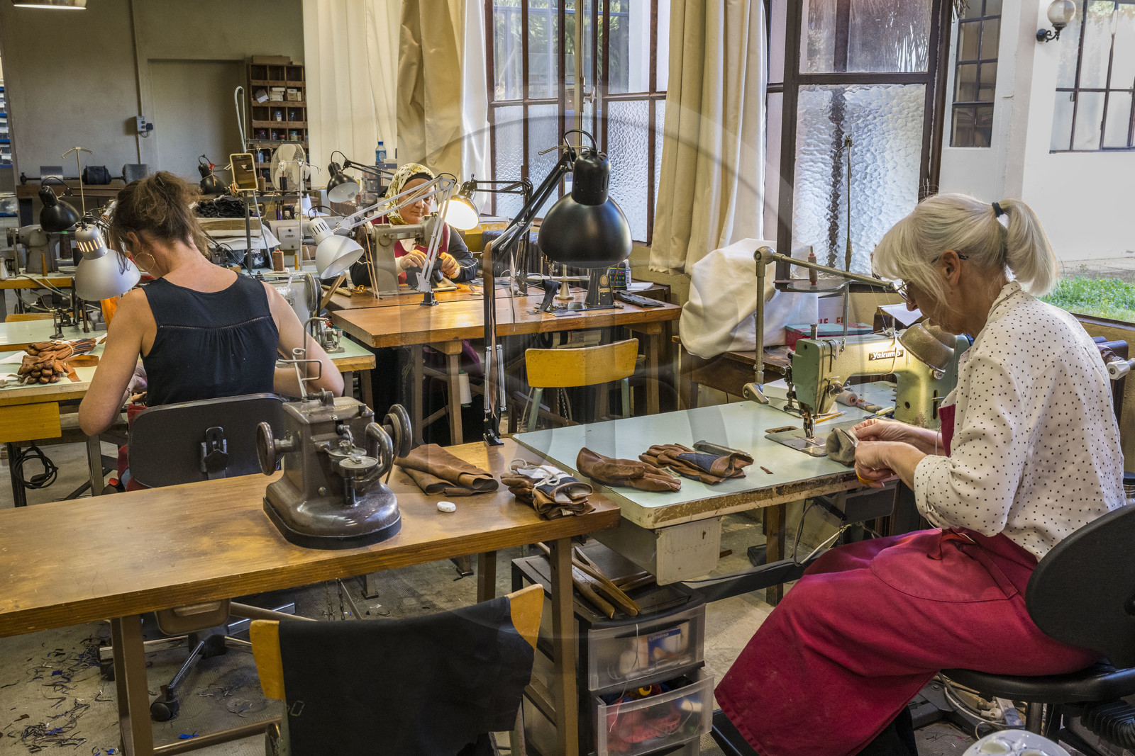 France, Aveyron (12), Millau, Maison Fabre (Ganterie Fabre), manufacture de gants familiale fondée en 1924, atelier de  fabrication de gants cousus en piqué anglais sur des anciennes machines