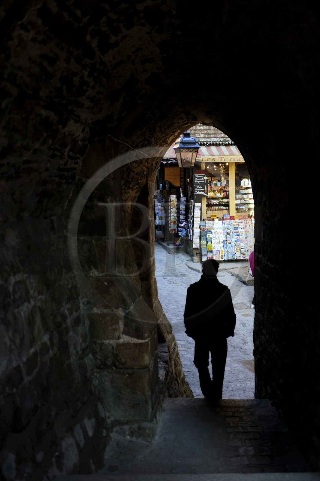 France, Manche (50), Mont-Saint-Michel, classé Patrimoine Mondial de l'UNESCO, passage sous l'église paroissiale Saint-Pierre