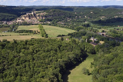 France, Dordogne (24), Périgord Noir, vallée de la Dordogne, Beynac-et-Cazenac, labellisé Les Plus Beaux Villages de France, chateau sur un éperon rocheux au dessus de la rivière Dordogne et le chateau de Fayrac à droite (vue aérienne)