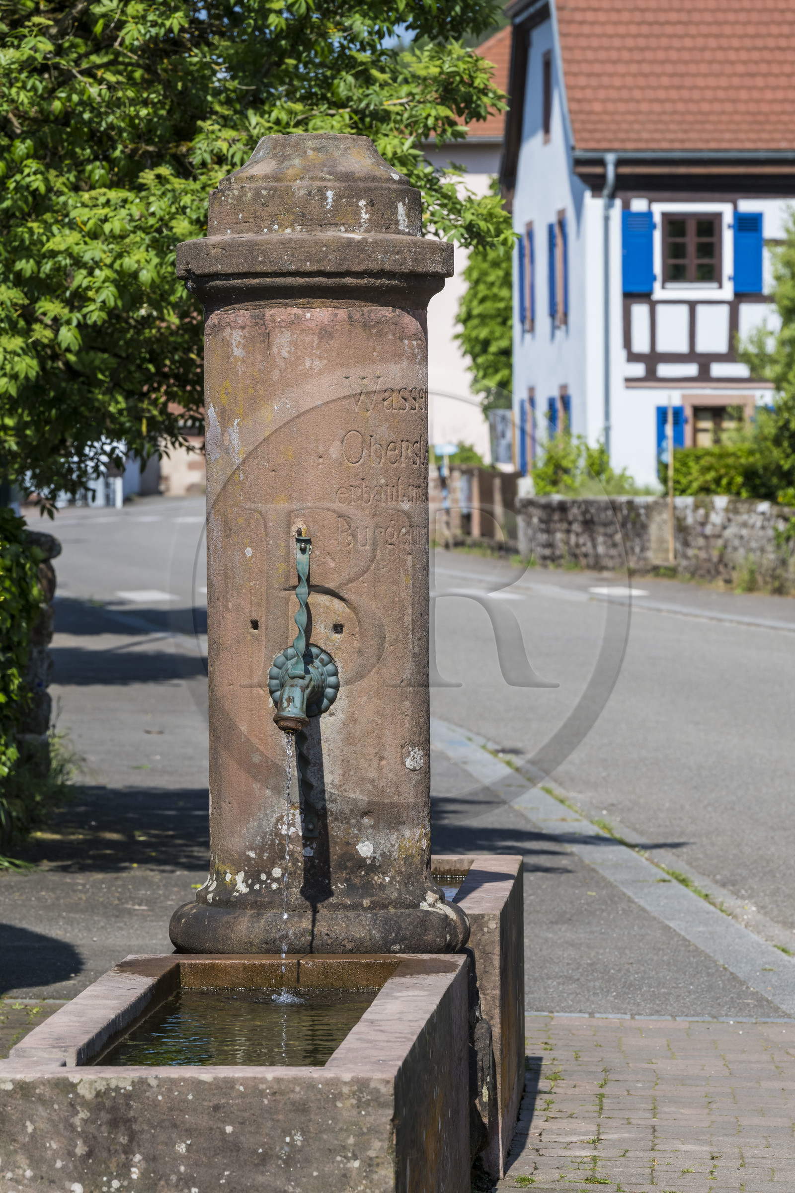 France, Bas-Rhin (67), Parc naturel régional des Vosges du Nord, Obersteinbach, une des nombreuses fontaines dans la rue principale