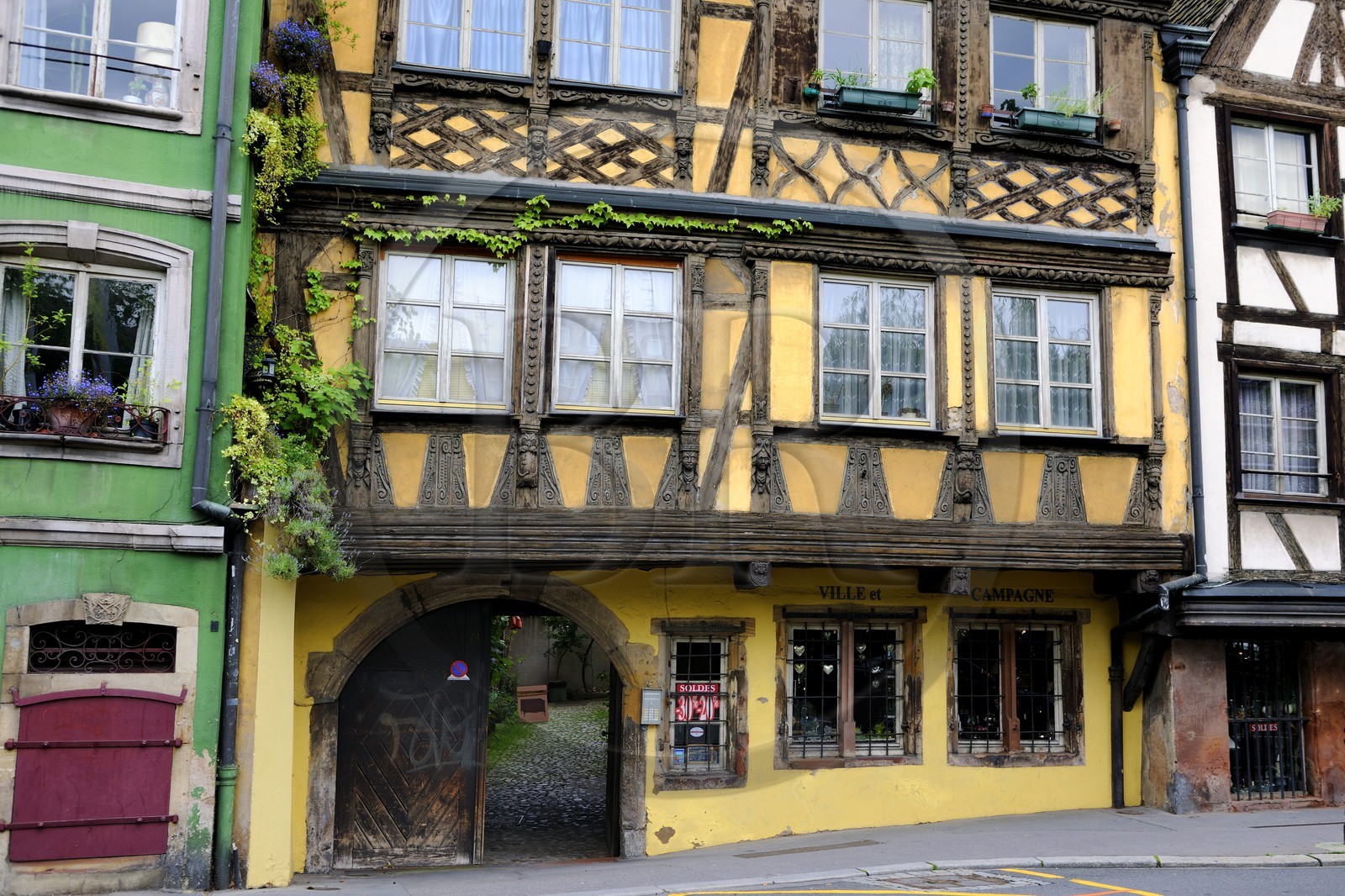 France, Bas-Rhin (67), Strasbourg, maison à pans de bois sur le quai des Batelliers dans le quartier de la Krutenau France, Bas-Rhin (67), Strasbourg, maison à pans de bois sur le quai des Batelliers dans le quartier de la Krutenau