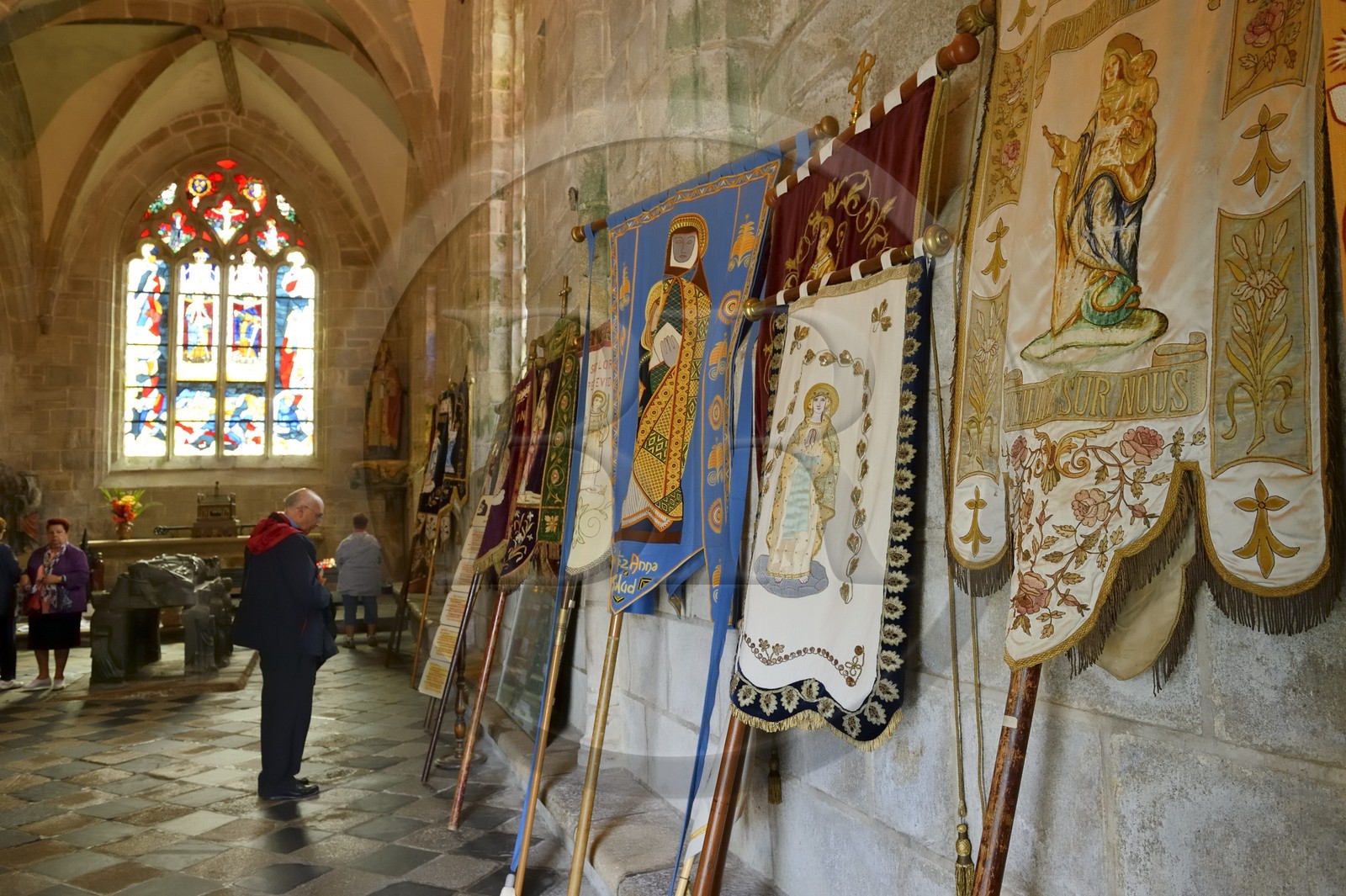 France, Finistère (29), Locronan, labellisé Les Plus Beaux Villages de France, les bannières des paroisses dans la chapelle du Péniti adjacente à l'église Saint Ronan pendant la cérémonie religieuse qui précède la procession de la Troménie France, Finistère (29), Locronan, labellisé Les Plus Beaux Villages de France, les bannières des paroisses dans la chapelle du Péniti adjacente à l'église Saint Ronan pendant la cérémonie religieuse qui précède la procession de la Troménie