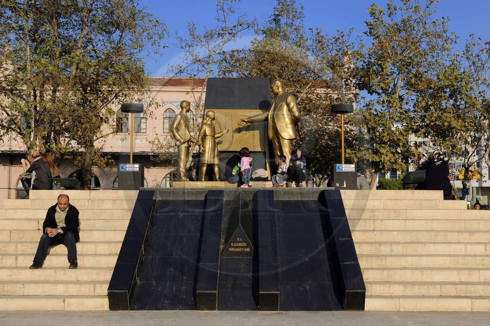 Turquie, Istanbul, rive asiatique, statue d'Atatürk l'enseignant près de l'embarcadère de Kadıköy