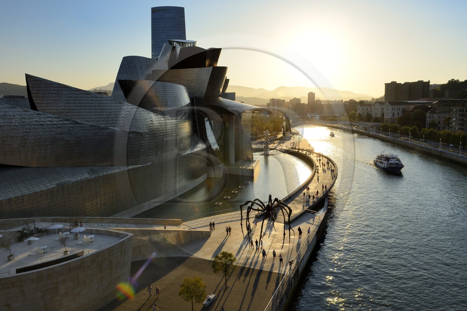 Espagne, Biscaye, Pays Basque espagnol, Bilbao, le musée Guggenheim de l'architecte Frank Gehry et la sculpture en forme d' Araignée de Louise Bourgeois intitulée Maman