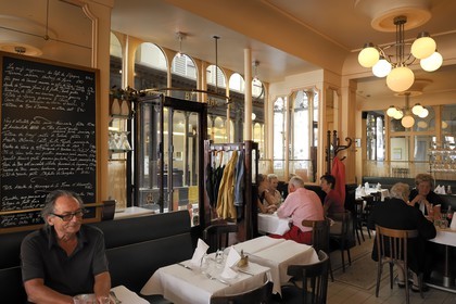 France, Paris (75), Galerie Vero-Dodat entre la rue Jean-Jacques-Rousseau et la rue du Bouloi, restaurant le Cafe de l'Epoque