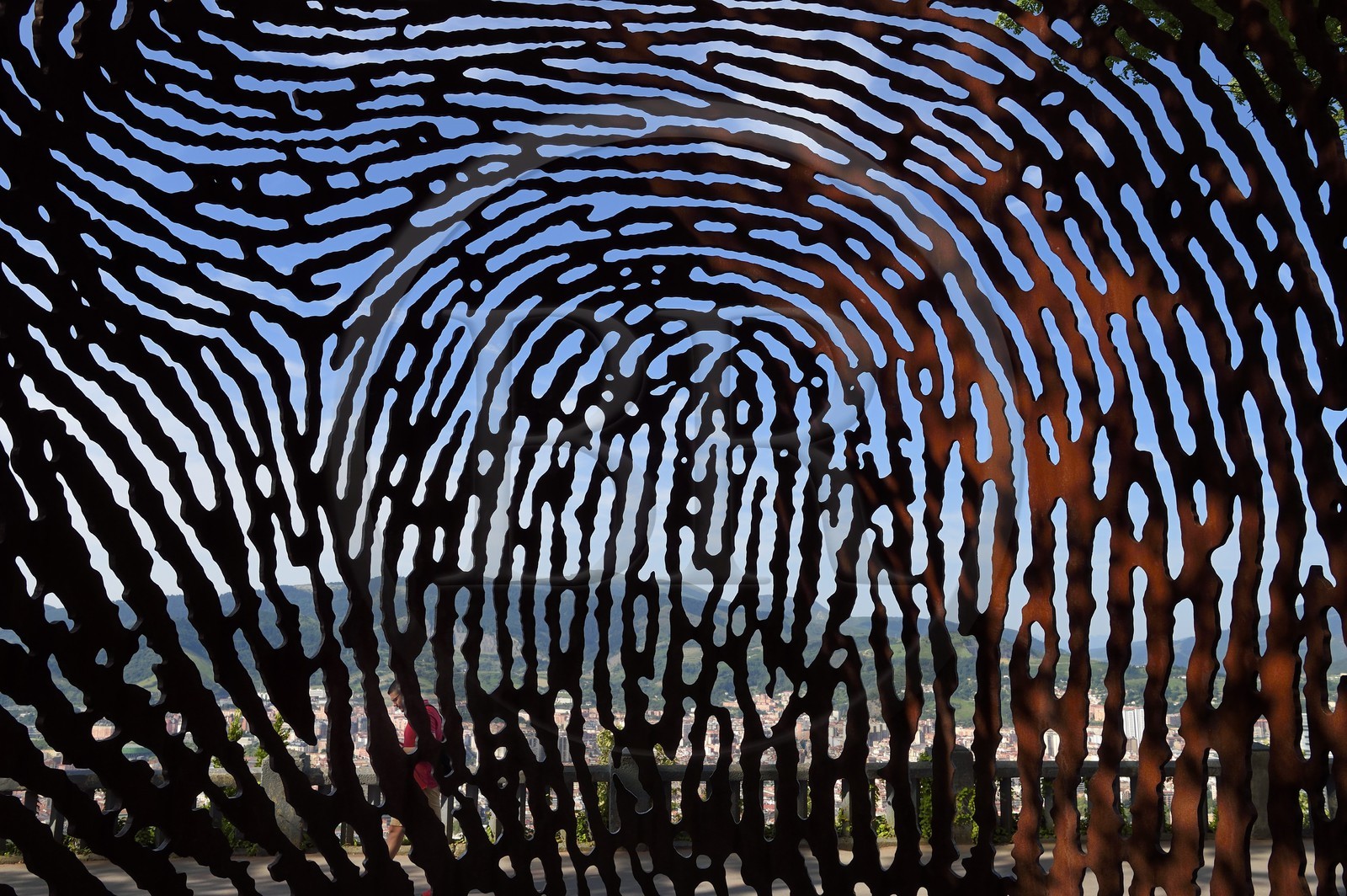 Espagne, Pays basque espagnol, Biscaye, Bilbao, mont Artxanda, Aterpe 1936 par l'artiste Juanjo Novella et Novella Arte Publico S.L., énorme empreinte digitale en souvenir des guerriers qui ont défendu la démocratie en 1936 contre le fascisme