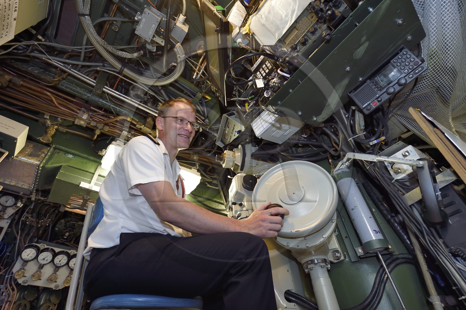 France, Var (83), Toulon, la base navale (Arsenal), le capitaine de frégate Nicolas Faure au périscope dans le Poste central navigation opération (PCNO), commandant du sous-marin nucléaire d’attaque (SNA) Casabianca (de type Rubis)