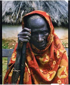 Burundi, Bujumbura Province, Ijenda area, old Tutsi woman, wife of the old man who was nearly 80 years following his words during shooting (4x5 reversal film reproduction)