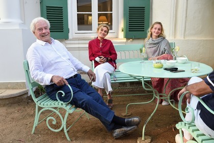 France, Var (83), Iles d'Hyères, Parc national de Port Cros, Ile de Port-Cros, Pierre Buffet né en 1930 dirige l'Hotel du Manoir depuis les années 1960, assis ici à gauche avec sa famille