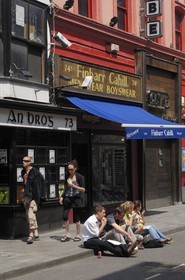Irlande, Comté de Cork, Cork, groupe assis sur un trottoir