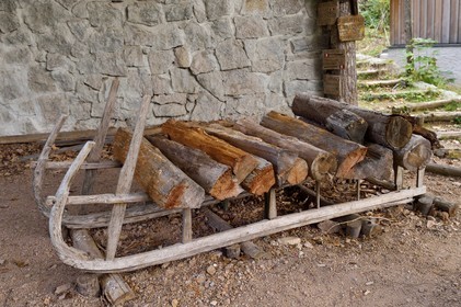 France, Haut-Rhin (68), Thannenkirch, randonnée dans le massif du Taennchel, ancienne carrière de granit dans la foret de Bergheim, ancienne schlitte, traineau qui a l'aspect d'une grosse luge à l'armature légère et assez souple, généralement en bois