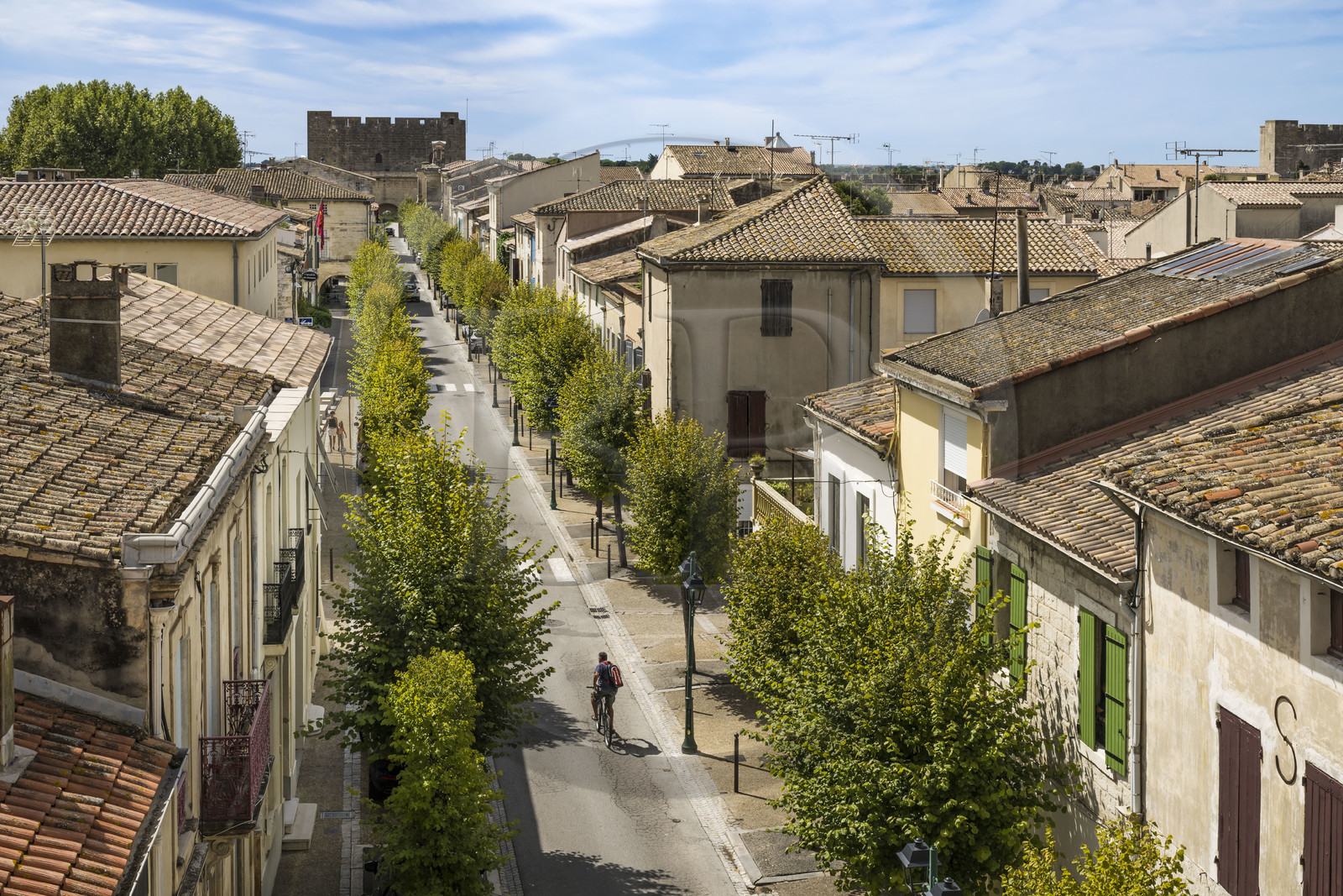 France, Gard (30), Aigues-Mortes, le boulevard Gambetta dans la vieille ville depuis les remparts et la Tour de la Porte de la Marine en arrière plan