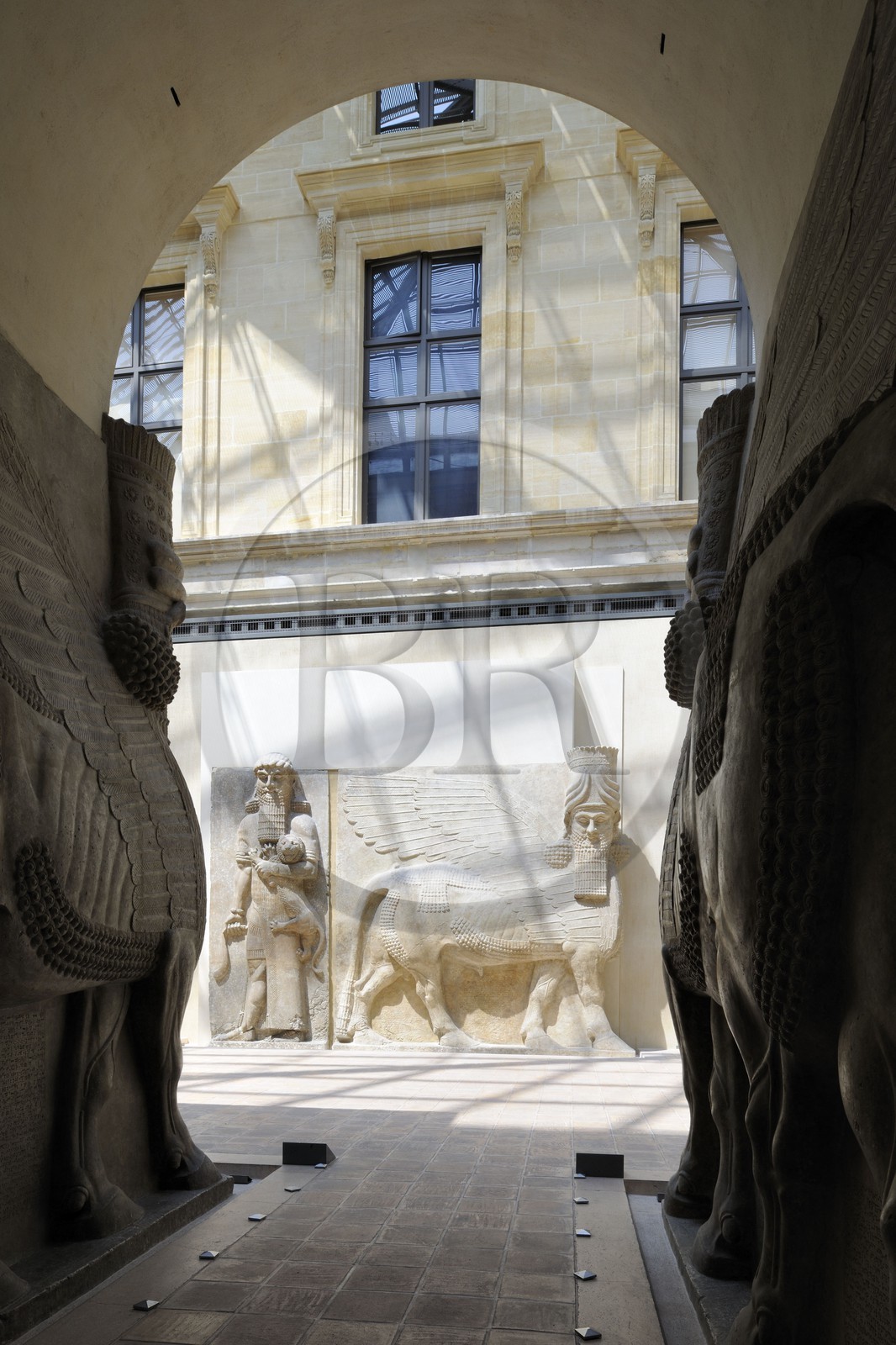 France, Paris (75), Musée du Louvre, Antiquités orientales, Cour Khorsabad, statues monumentales assyriennes de taureaux ailés, gardiens des portes du palais du roi Sargon II du VIIIe siècle avant JC France, Paris (75), Musée du Louvre, Antiquités orientales, Cour Khorsabad, statues monumentales assyriennes de taureaux ailés, gardiens des portes du palais du roi Sargon II du VIIIe siècle avant JC
