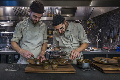 France, Côte-d'Or (21), Dijon, zone classée Patrimoine Mondial de l'UNESCO, restaurant Cibo du chef étoilé Angelo Ferrigno ici dans sa cuisine
