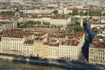 France, Rhône (69), Lyon, site historique classé Patrimoine Mondial de l'UNESCO, la place Bellecour et Le clocher de la charité Place Antonin-Poncet dans le quartier de la Presqu'Ile entre Saône et Rhône