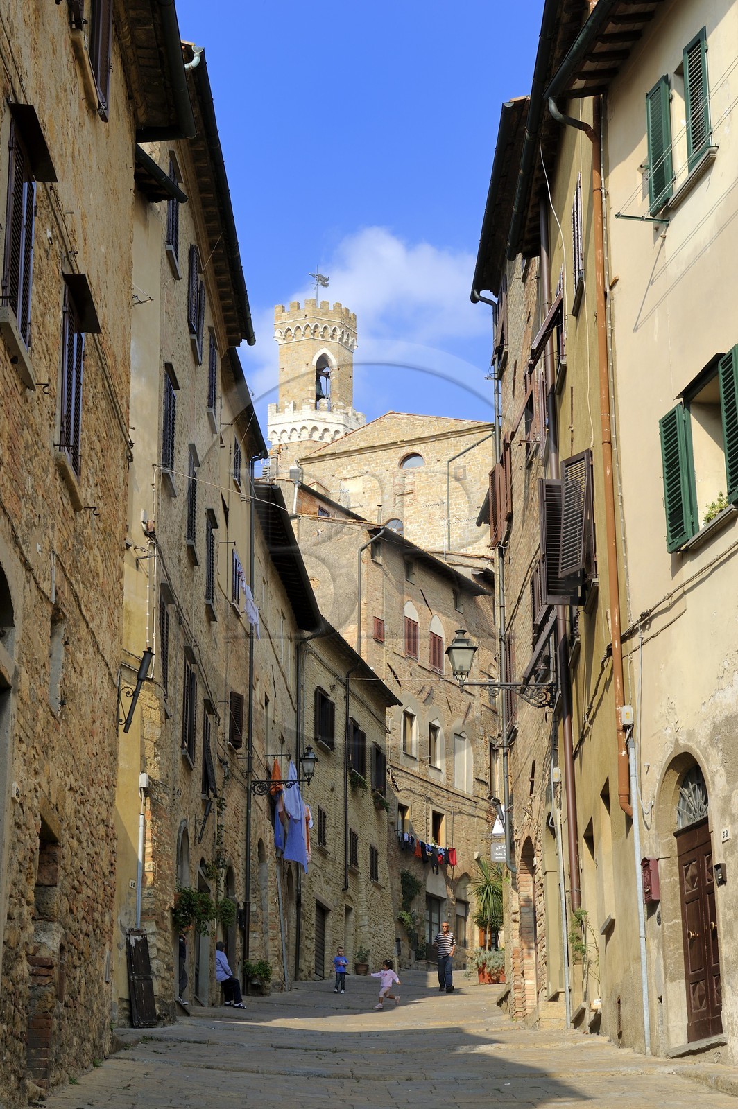 Italy, Tuscany, Val di Cecina, Volterra, Palazzo dei Priori in the back of the street upright the Porta all'Arco