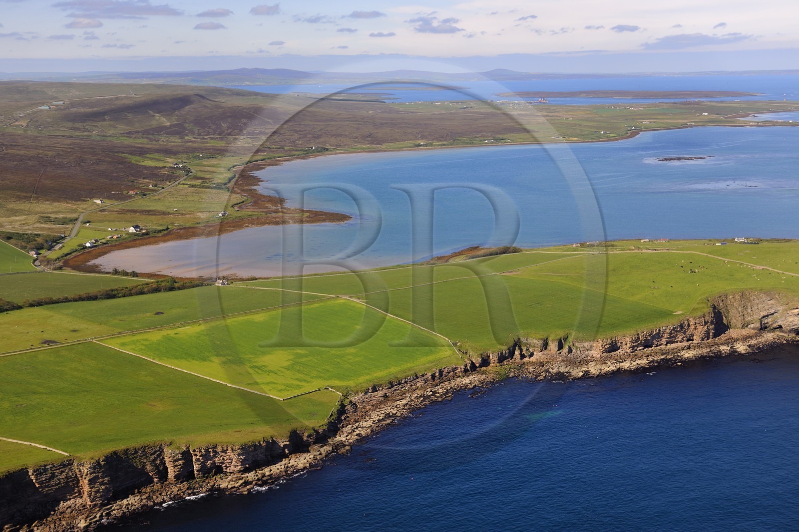 Royaume-Uni, Ecosse, Iles Orcades, champs et fermes parsemées sur le sud de l'Ile de Hoy devant Scapa Flow (vue aérienne)