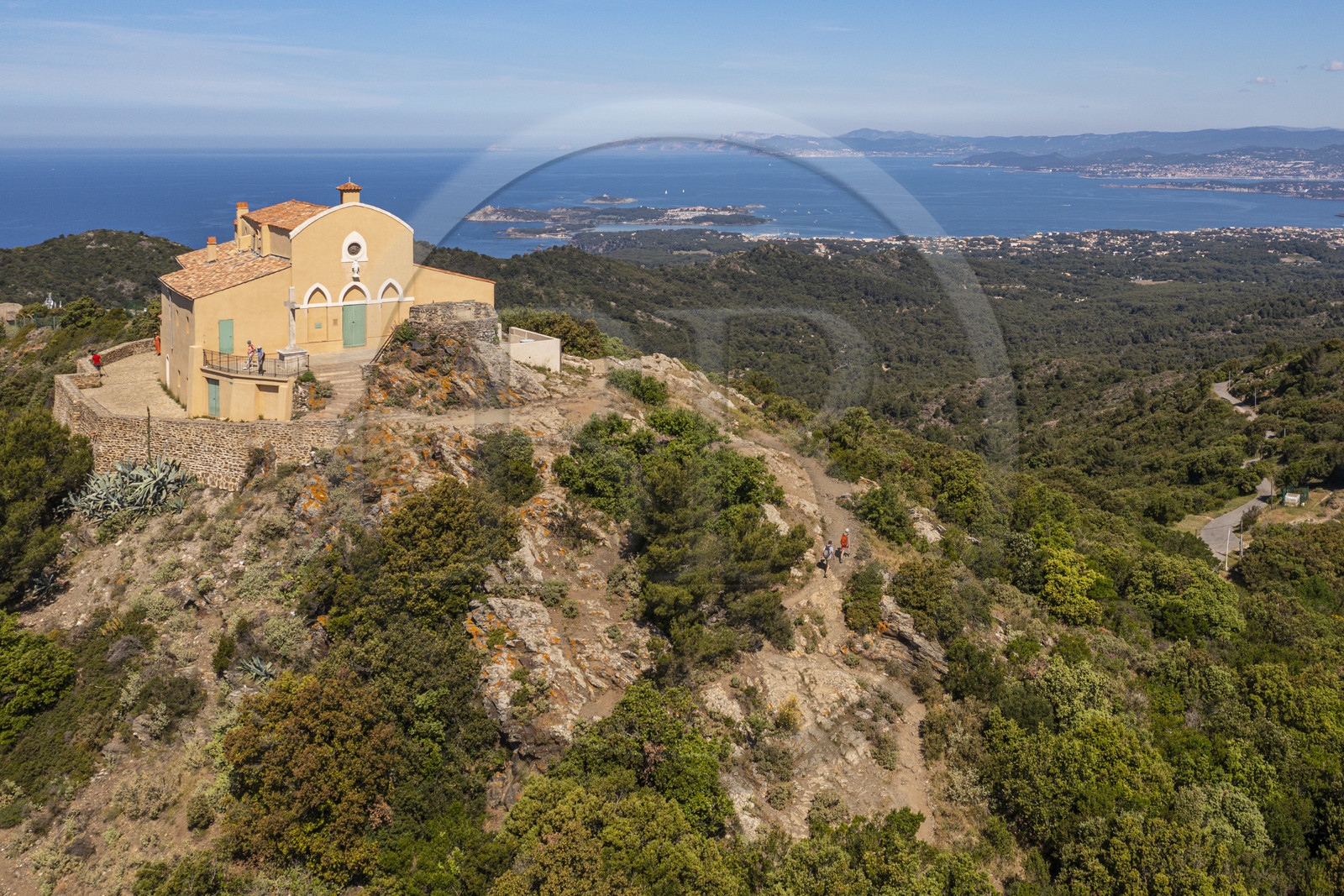 France, Var (83), Six-Fours-les-Plages, randonnée dans le massif du Cap Sicié, la chapelle Notre-Dame-de-Bonne-Garde dite Notre-Dame du Mai, l'Ile des Embiez en arrière plan (vue aérienne)