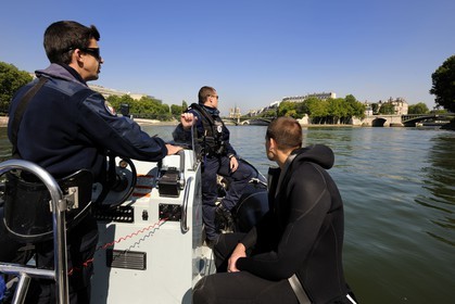 France, Paris (75), la brigade fluviale de la préfecture de Police en patrouille sur la Seine devant l'Ile Saint-Louis