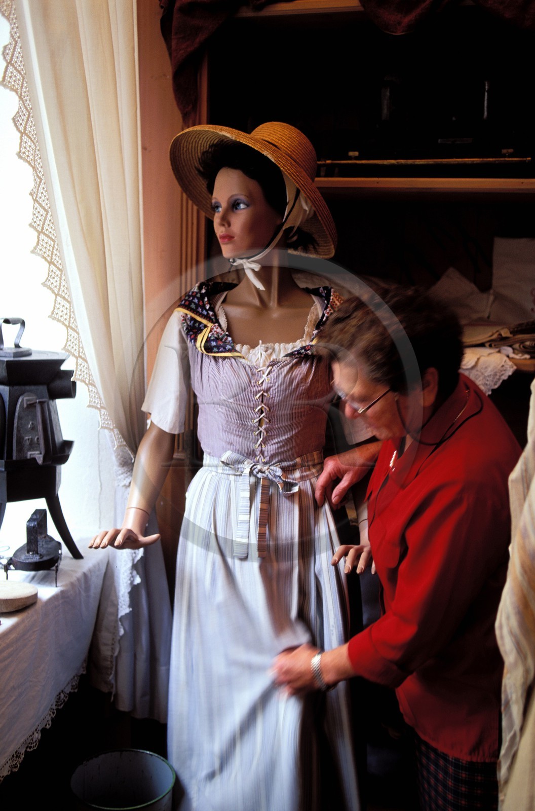 France, Vaucluse (84), Pernes-les-Fontaines, le musée du costume Comtadin (ancien magasin drapier)