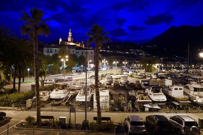 France, Alpes-Maritimes (06), Menton, le port et la vieille ville dominée par la Basilique Saint Michel